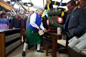 dieter-reiter-eroeffnet-oktoberfest-2015